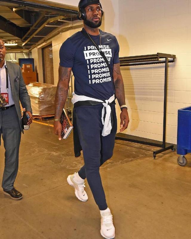 记者：斯卡洛尼将带着大力神杯参加世界杯抽签仪式（据记者报道，斯卡洛尼将携大力神杯出席世界杯抽签仪式）