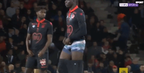 足协杯官方发布决赛纪念产品：纪念徽章38元，围巾58元