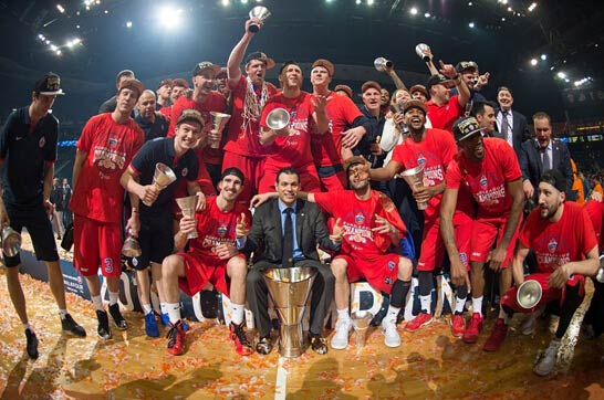 每体：阿根廷队在西班牙集训，球迷热情高涨只为一睹梅西风采（每体：阿根廷西班牙备战，球迷涌动只为一睹梅西）