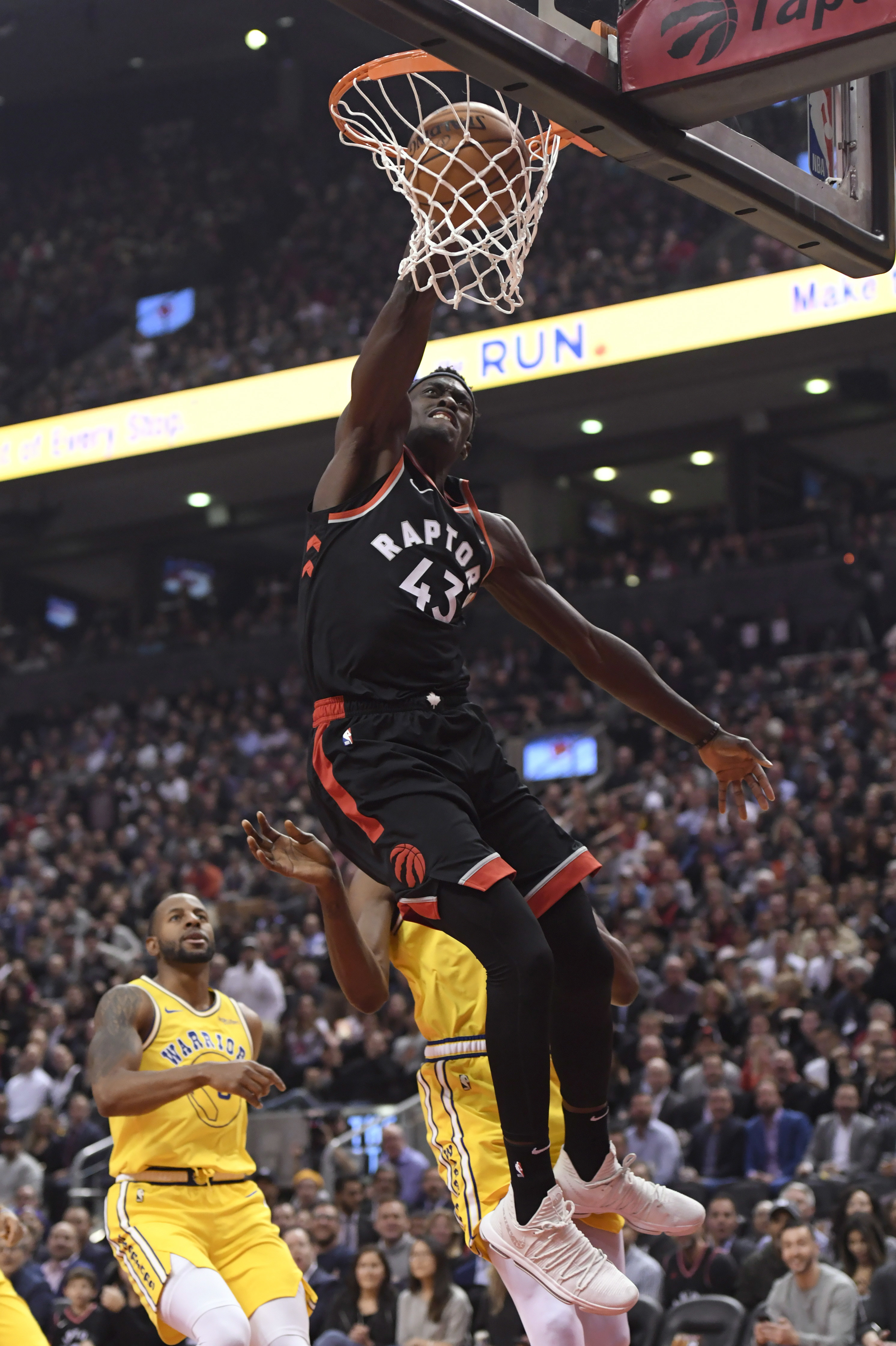 梅西一脚射门点燃全场（梅西一记劲射引爆全场）