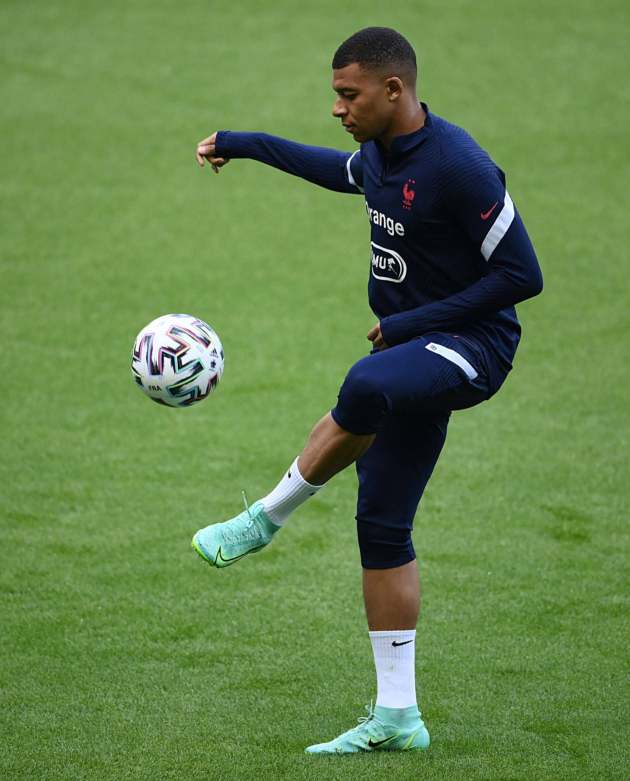 山东泰山今天下午在基地举行球迷开放日，一百多名球迷到场（山东泰山今日下午在基地举行球迷开放日，吸引百余名球迷到场）