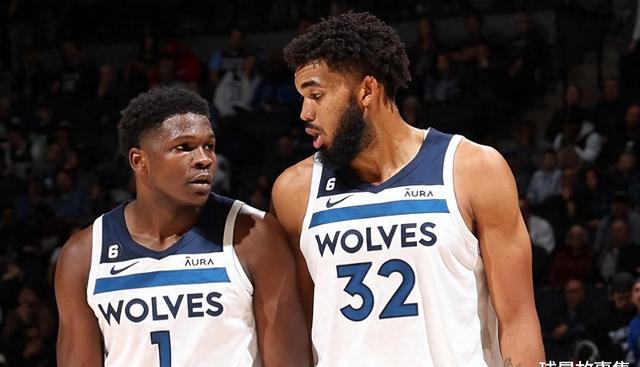 给爷整笑了，曼奇尼假意亲吻布鲁马多，将布鲁马多逗笑（这一幕笑翻了：曼奇尼作势亲吻布鲁马多，逗得对方当场大笑）