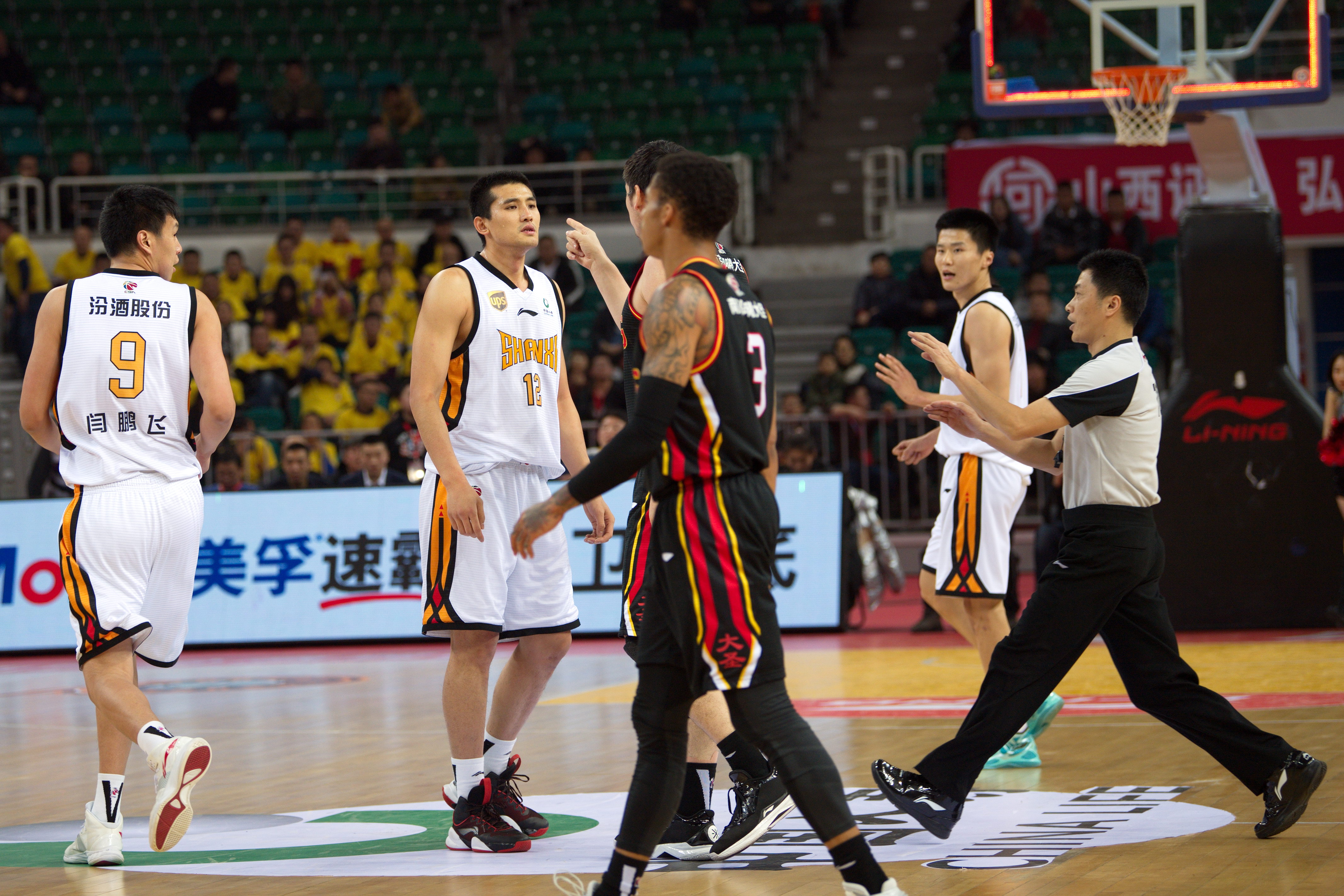 利物浦当地的阿诺德纪念壁画被破坏，记者：工作人员正在修复（利物浦阿诺德纪念壁画遭破坏，记者称修复工作已展开）