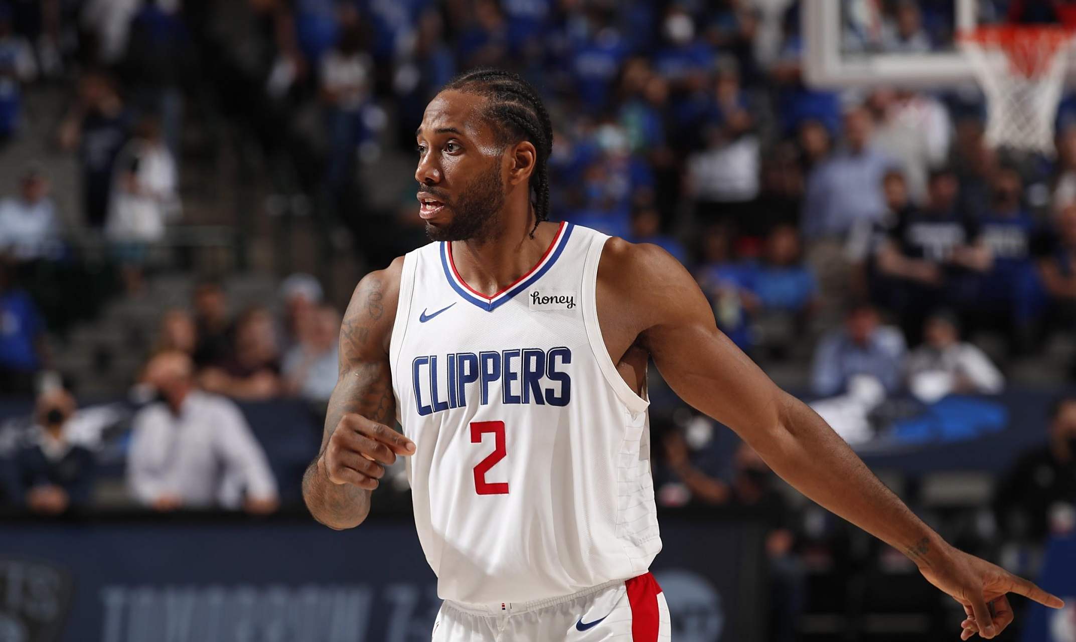 孔帕尼：迪亚斯肯定不是故意去伤害对手，他只是想争夺那个球（孔帕尼为迪亚斯辩护：并非故意伤人，只是正常拼抢）